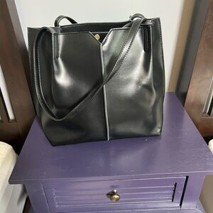 Sleek Black Leather Shoulder Bag
